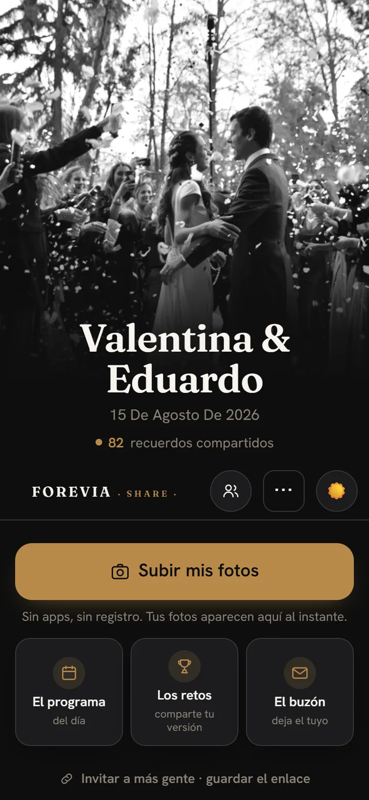 La galeria de una boda en el movil: la foto de portada con los novios entre confeti, sus nombres y el contador de recuerdos compartidos